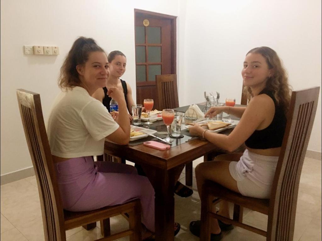 Kavee Transit Hotel Katunayaka Екстериор снимка