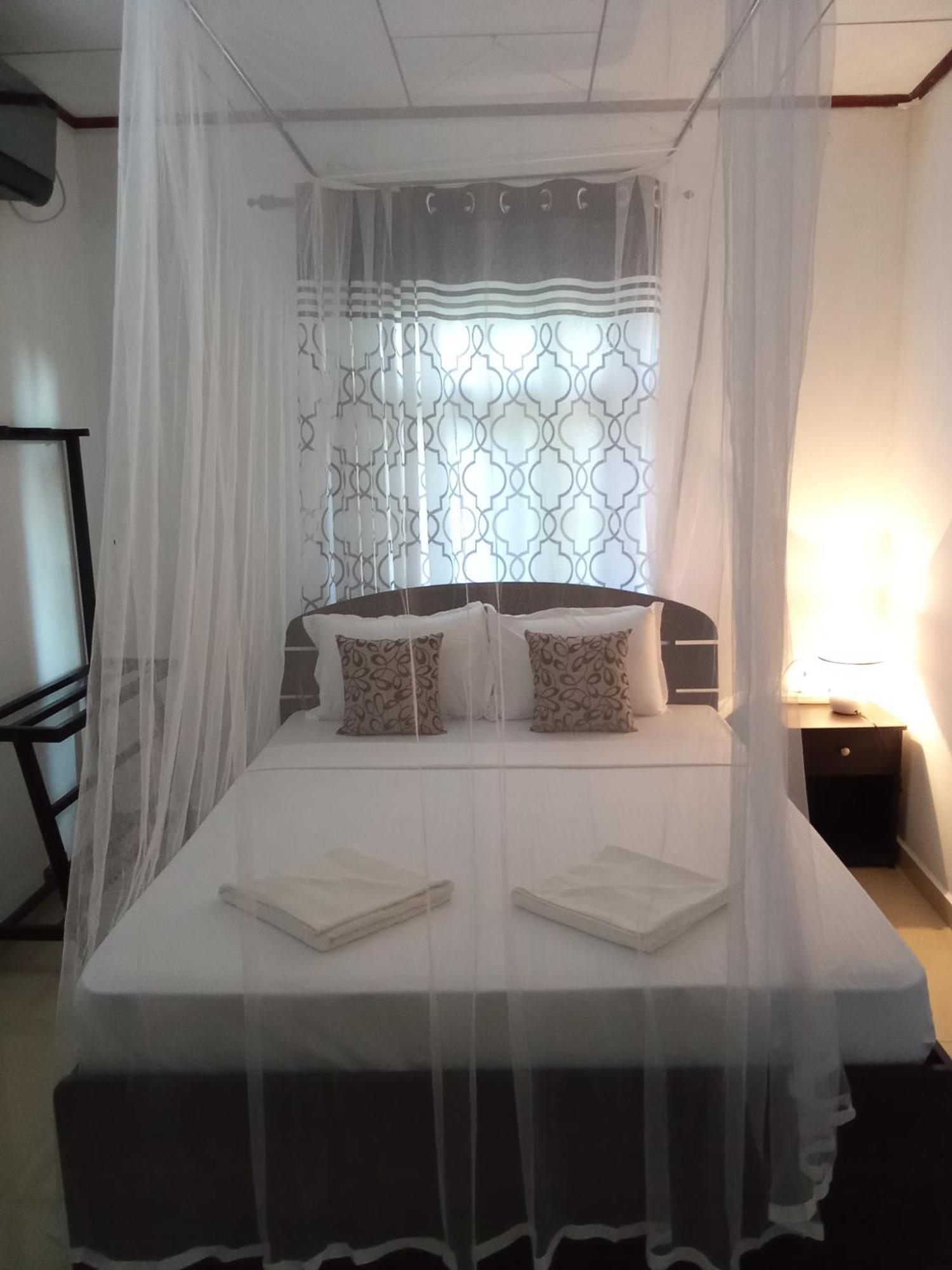 Kavee Transit Hotel Katunayaka Екстериор снимка